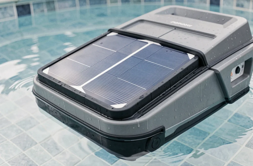 Gros plan sur le panneau solaire et le châssis d'un robot nettoyeur de piscine en fonctionnement